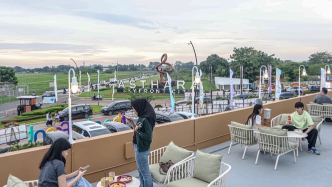 ¡Hay un nuevo lugar para pasar el rato! Puedes comer mientras ves los aviones volar por el cielo del atardecer.