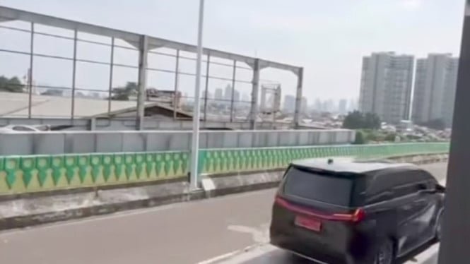 Emocionante ruta aérea de Transjakarta conducida en un coche con matrícula del TNI escoltado por la policía militar