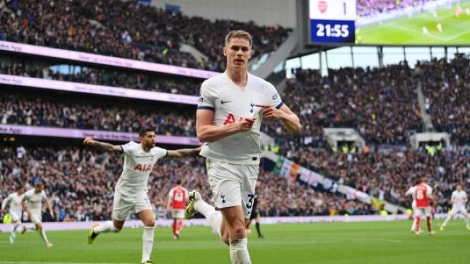 Mickey van de Ven frustrado en Tottenham, MU busca al defensor más rápido de la Premier League