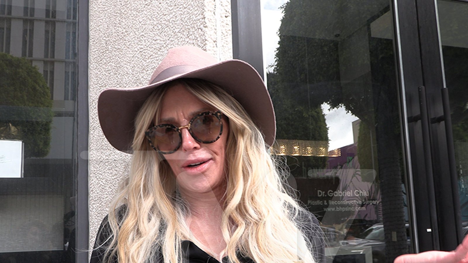 Brandi Glanville dice que los implantes mamarios causaron parásitos faciales