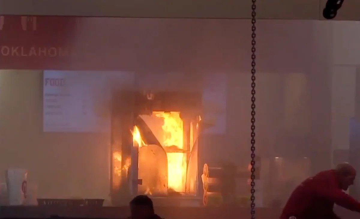 La victoria del baloncesto masculino de Oklahoma sobre Georgia se retrasa después de que una máquina de palomitas de maíz se incendia