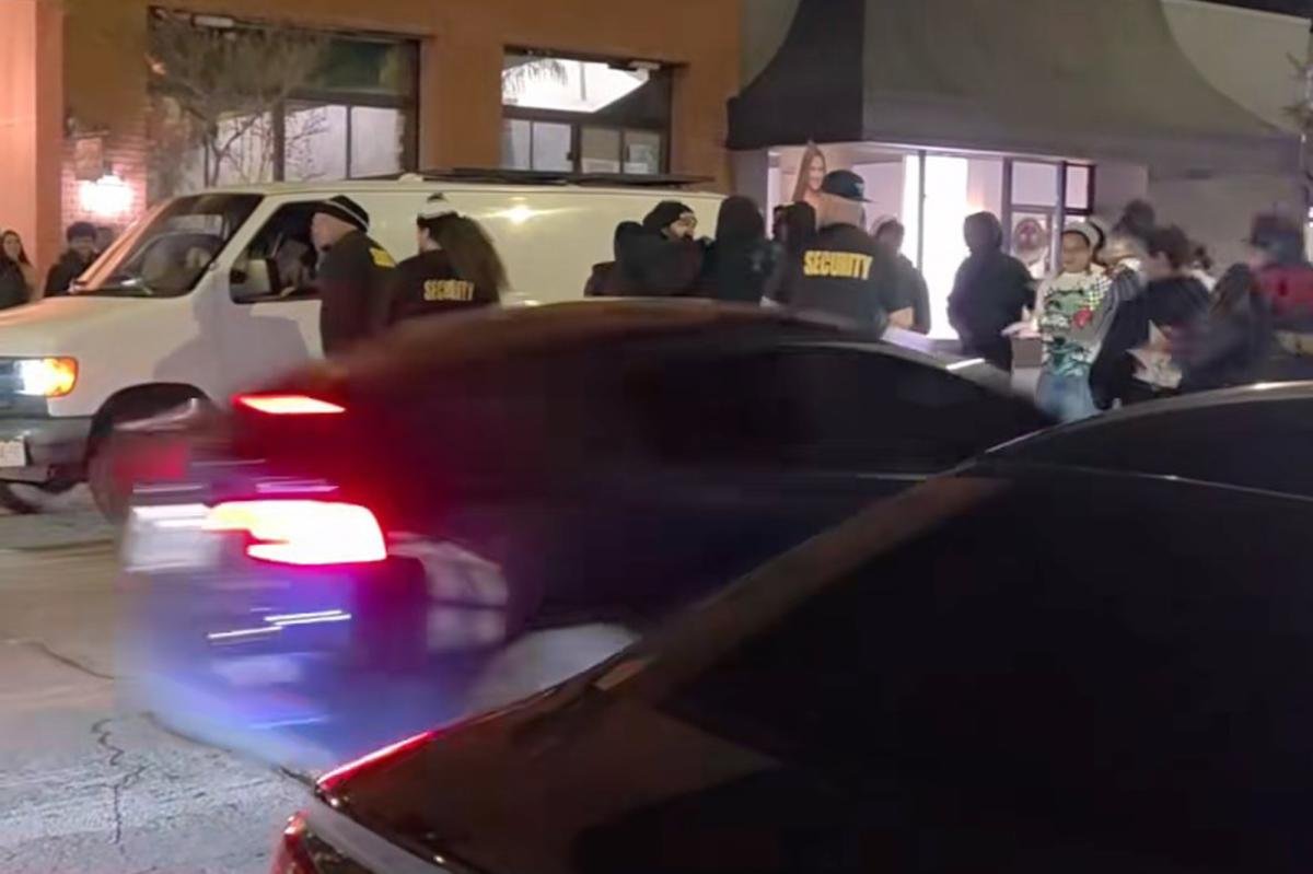 Conductor de un Tesla de California lanza su auto contra una multitud afuera del bar Redlands The Underground