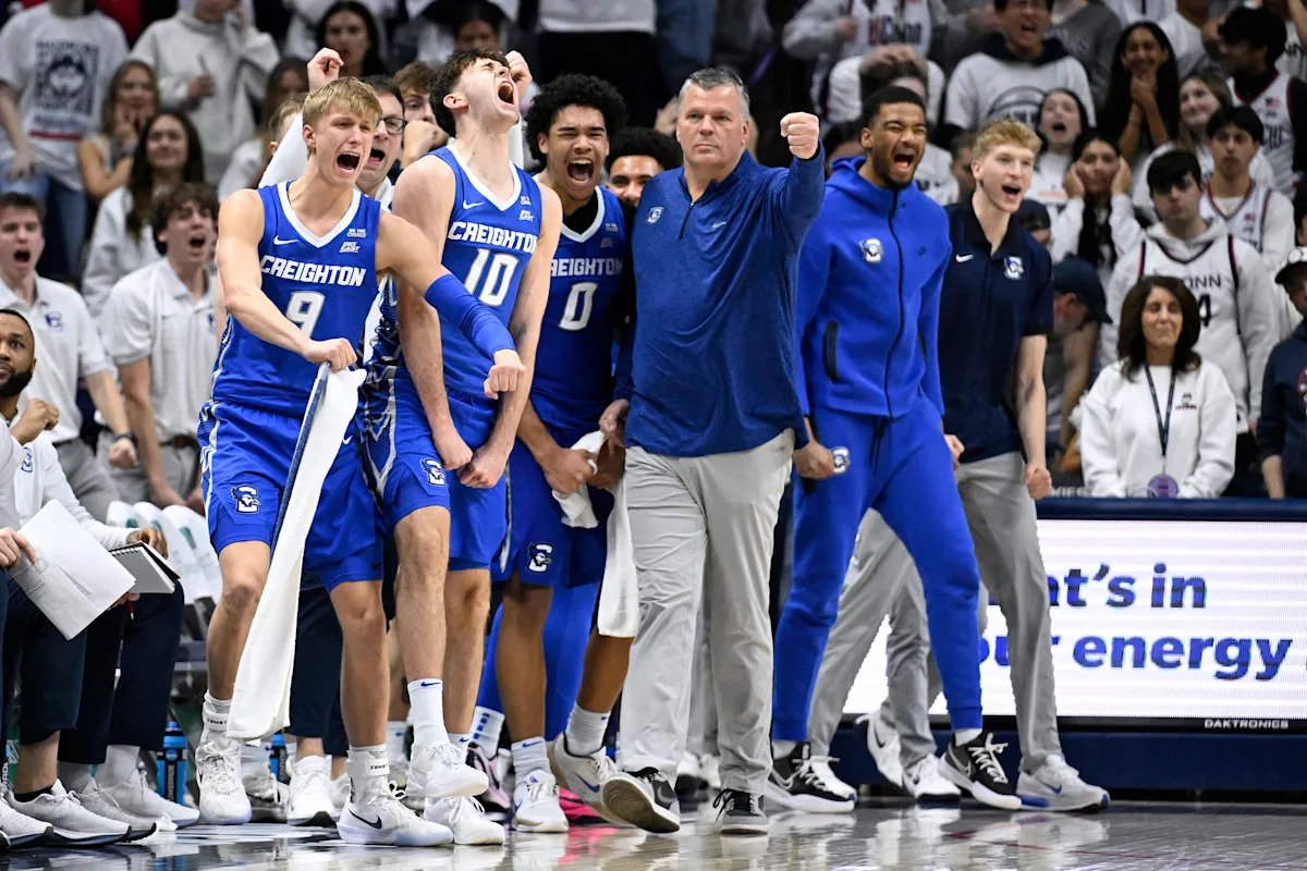En el Torneo de la NCAA, el No. 5 UConn tropezó en casa con una derrota ante Creighton mientras sus esperanzas de un puesto No. 1 se desvanecían.