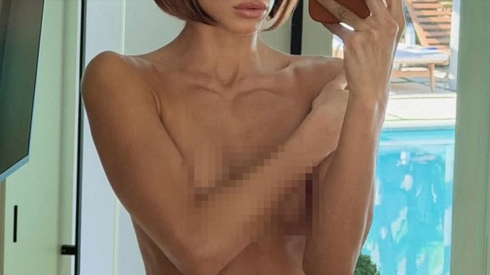 ¡Imagínate una top model en topless en esta sexy selfie NSFW!