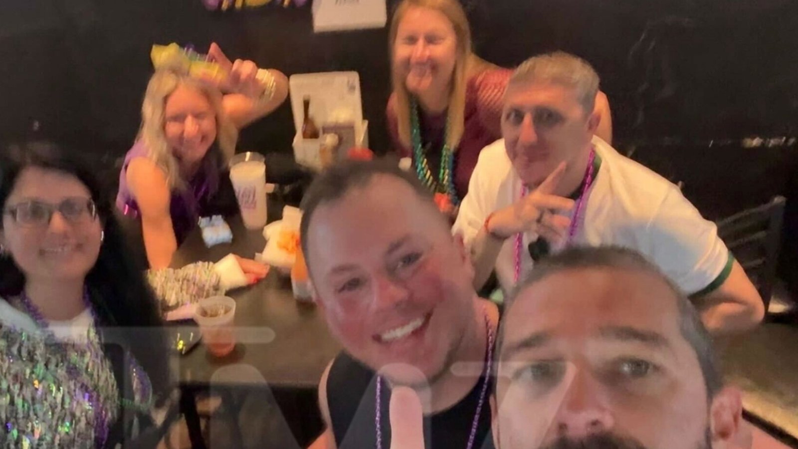 Shia LaBeouf va al pub a comer una hamburguesa después de salir de una prisión de Nueva Orleans