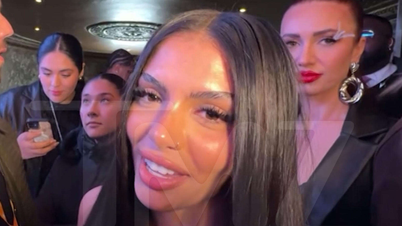 Felicitaciones a los fanáticos de Huda Mustafa por permanecer leales en medio de la controversia de N-Word