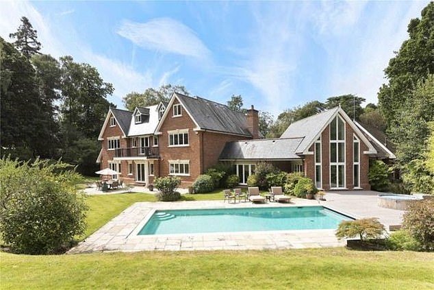 Sir Mo Farah finalmente vendió una casa de tres pisos en Surrey que ha estado en el mercado durante más de un año, después de reducir el precio en £ 1,25 millones.