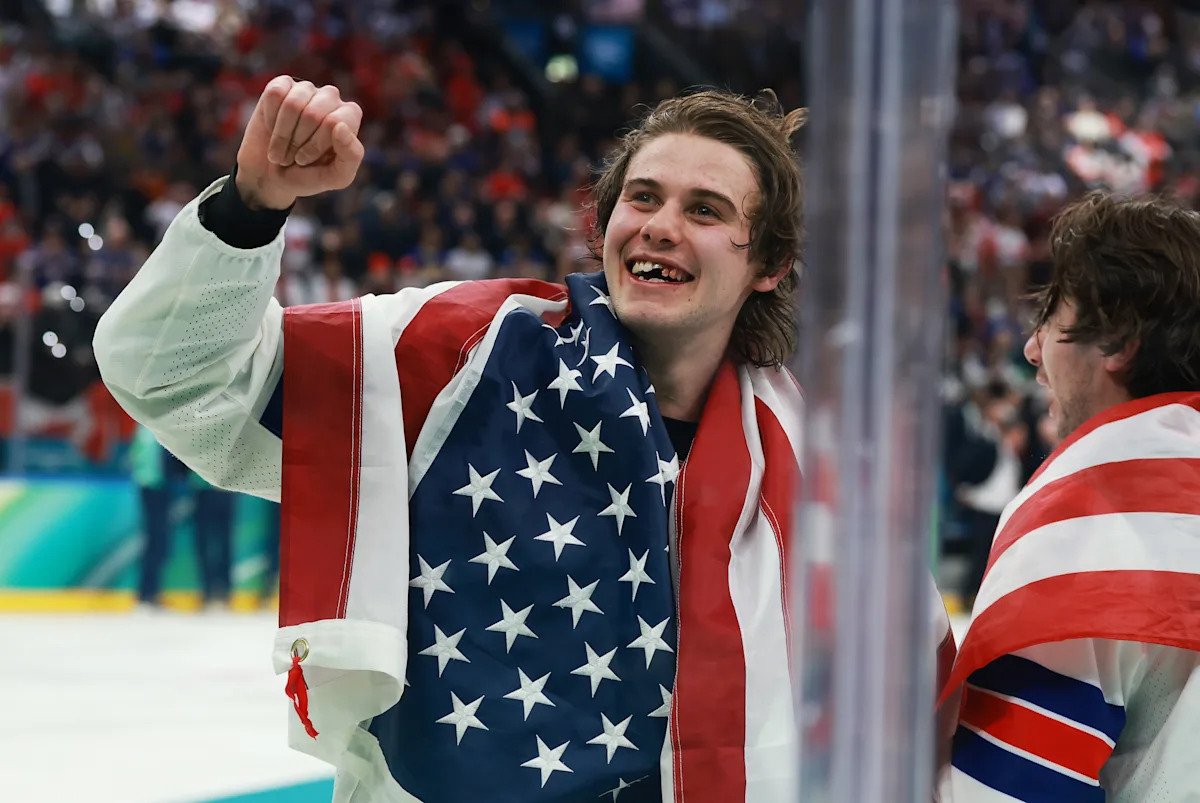Hockey entre Estados Unidos y Canadá: cómo Jack Hughes cambió dos dientes frontales por la medalla de oro de los Juegos Olímpicos de Invierno