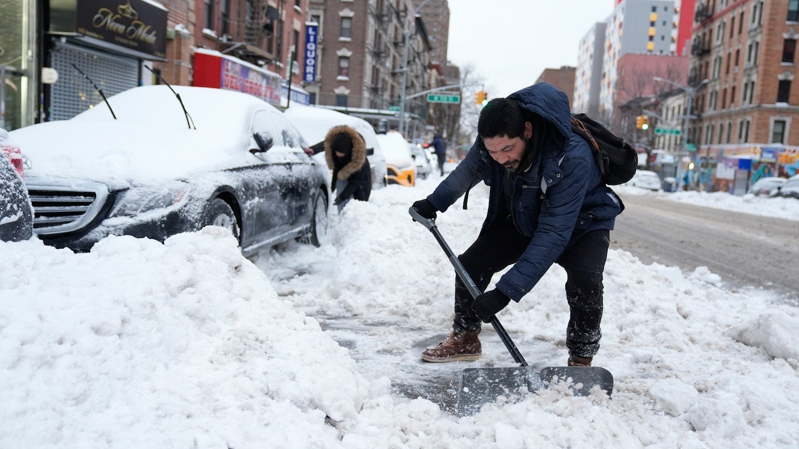 Se pronostica una tormenta histórica para el noreste bajo una advertencia de tormenta de nieve en Nueva York
