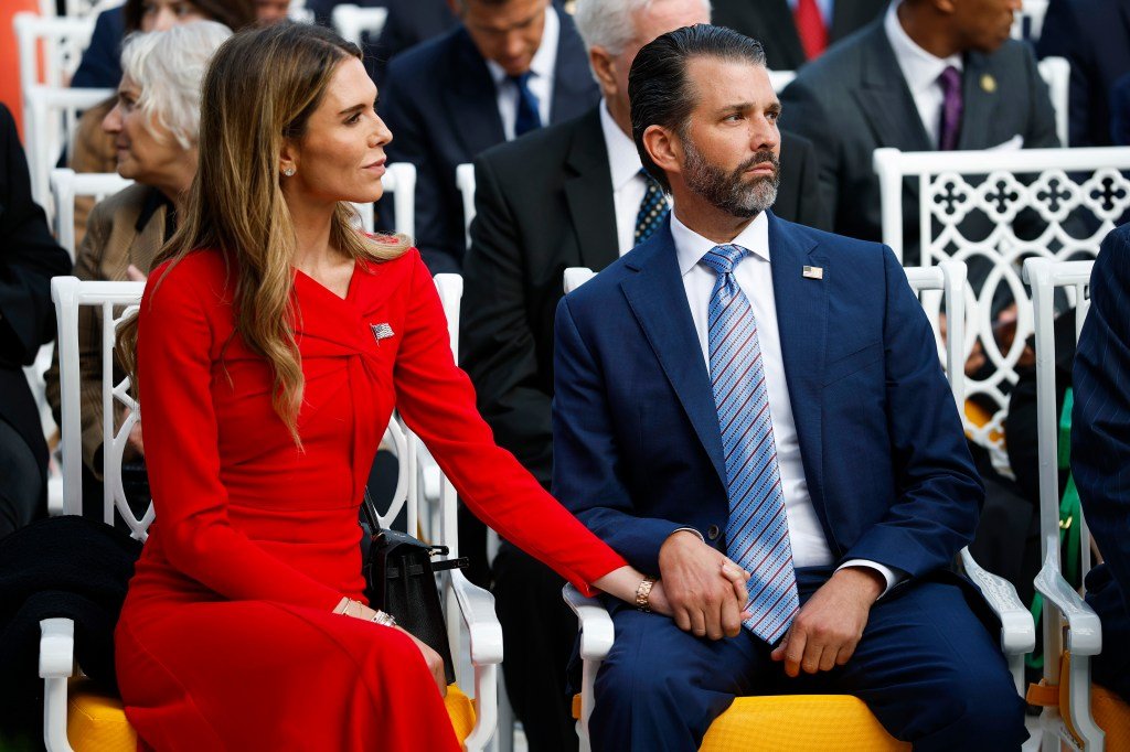 La prometida de Trump Jr. entra al baño de la Casa Blanca para vender pantalones a 780 dólares