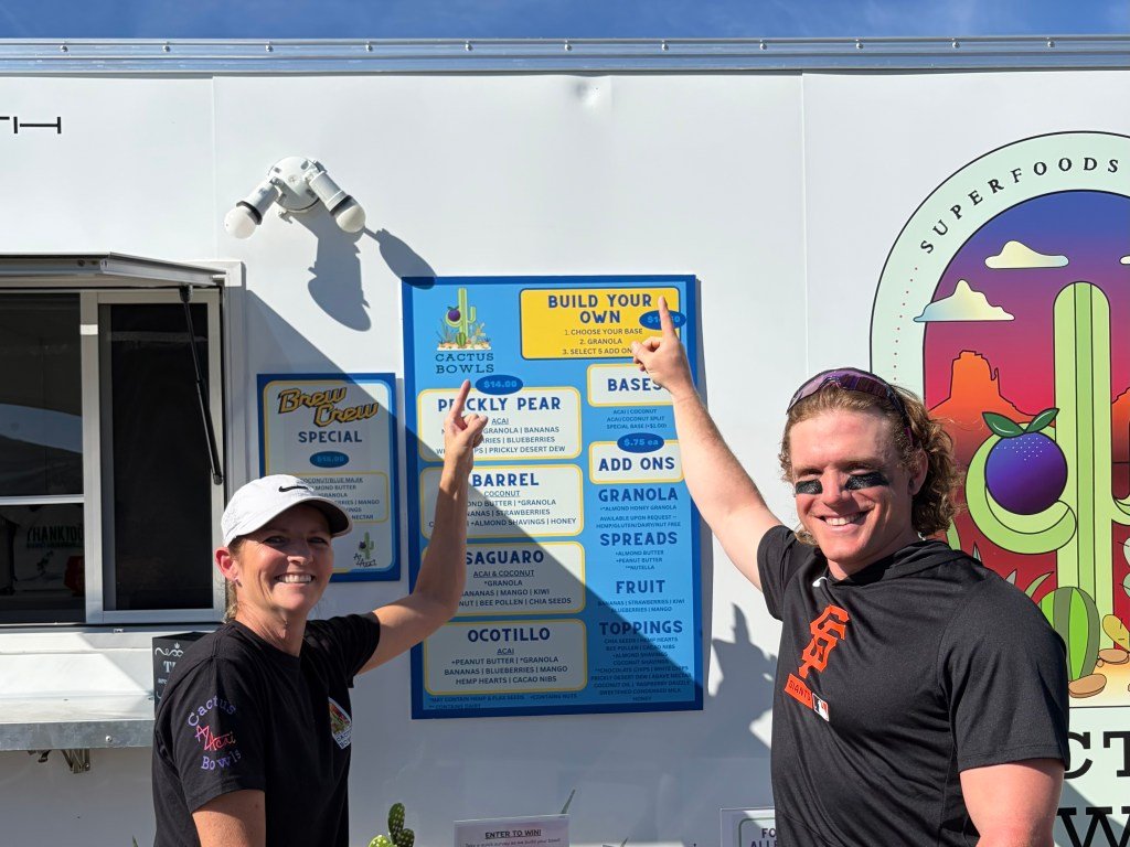 Harrison Bader de los SF Giants hace una abolladura en una pelota de béisbol y luego abolla un camión de comida