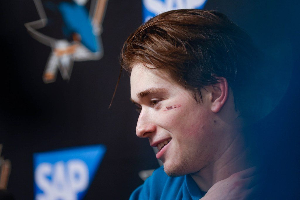 MacLean Celebrini de los San Jose Sharks ha centrado su atención en la carrera por los playoffs de la NHL