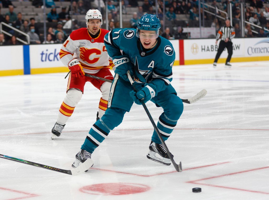 Maclin Celebrini y San Jose Sharks pierden ante Calgary Flames para abrir su estancia en casa