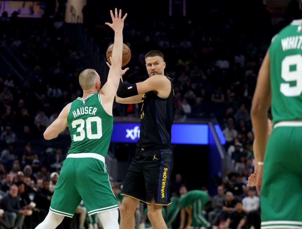 Los Warriors cayeron derrotados por los Celtics en el debut de Kristaps Porzingis con Golden State