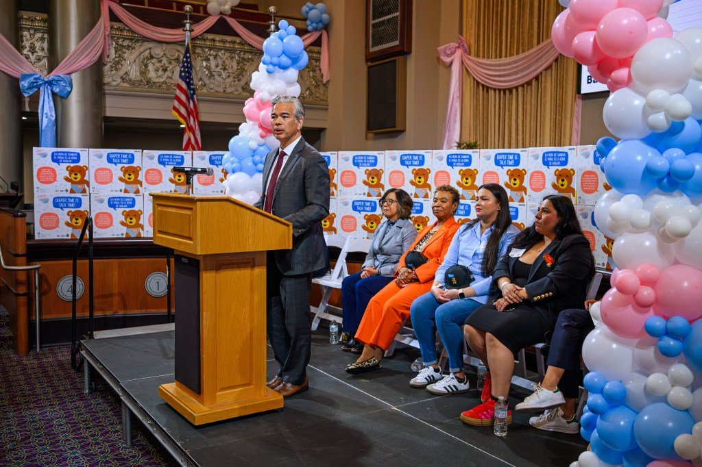 A medida que los costos aumentan, la «inseguridad del pañal» es un problema creciente para los padres. Un nuevo programa de California ofrece pañales gratuitos para ayudarlos.