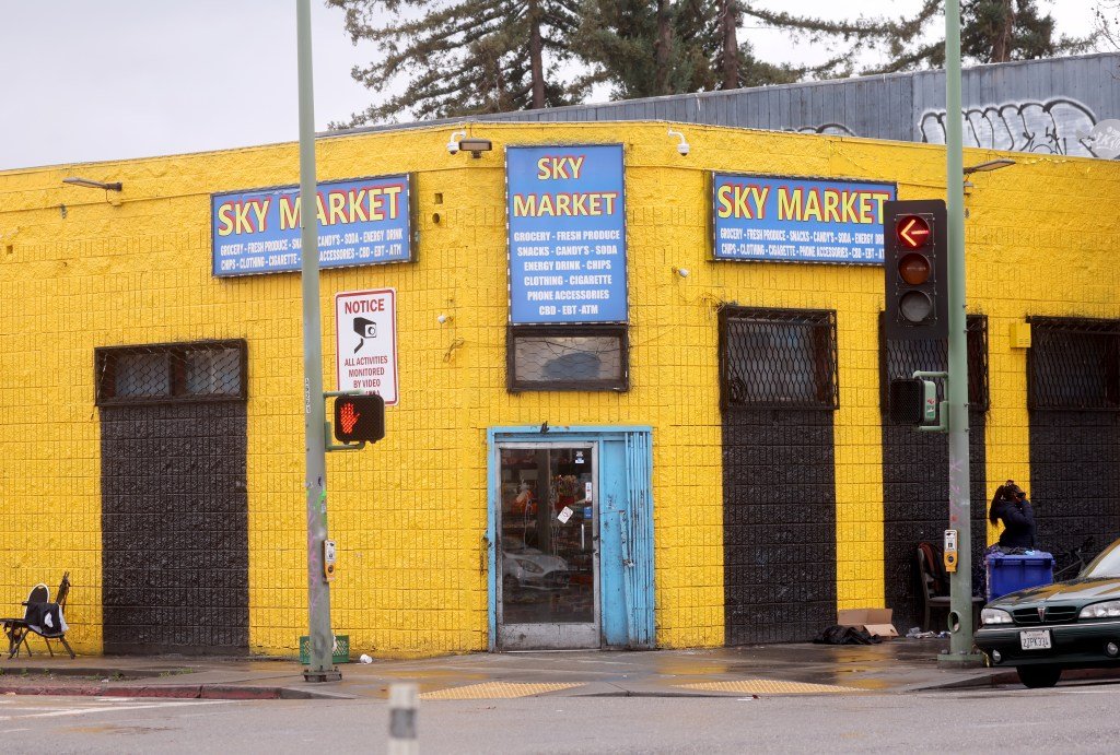 Tercer sospechoso arrestado en triple asesinato en Oakland