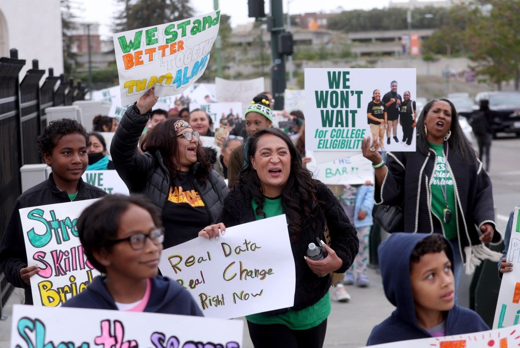 El distrito escolar de Oakland despide cientos de días después de que los maestros votaran a favor de la huelga
