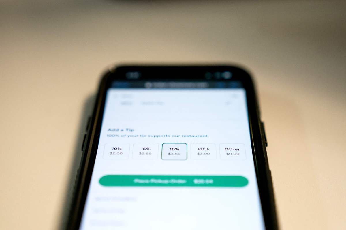 Un hombre cena en un restaurante, sorprendido por lo que ve en el recibo: ‘presente cargos’