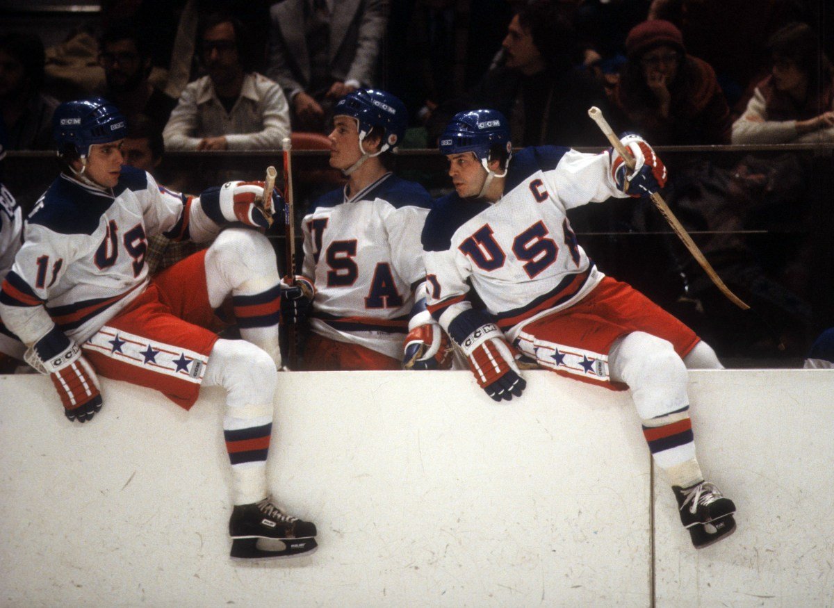 La leyenda del equipo de EE. UU., Mike Eruzione, rompió su silencio al ganar la medalla de oro contra Canadá.