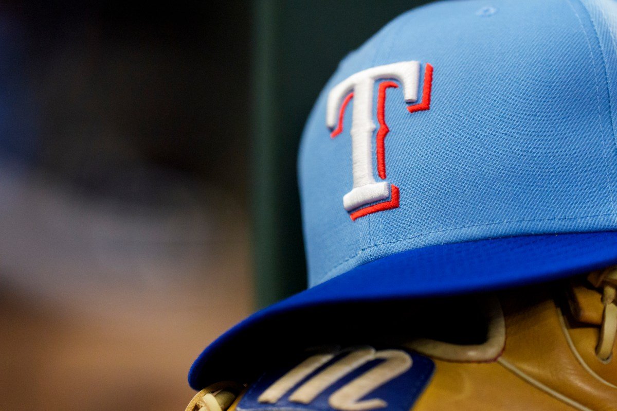 El ex prospecto de los Filis firmó con los Rangers luego de su liberación.