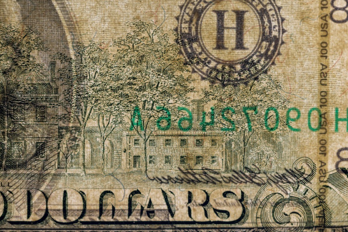 Thrifter encuentra monedas escondidas de 1776, sin estar preparada para un descubrimiento posterior