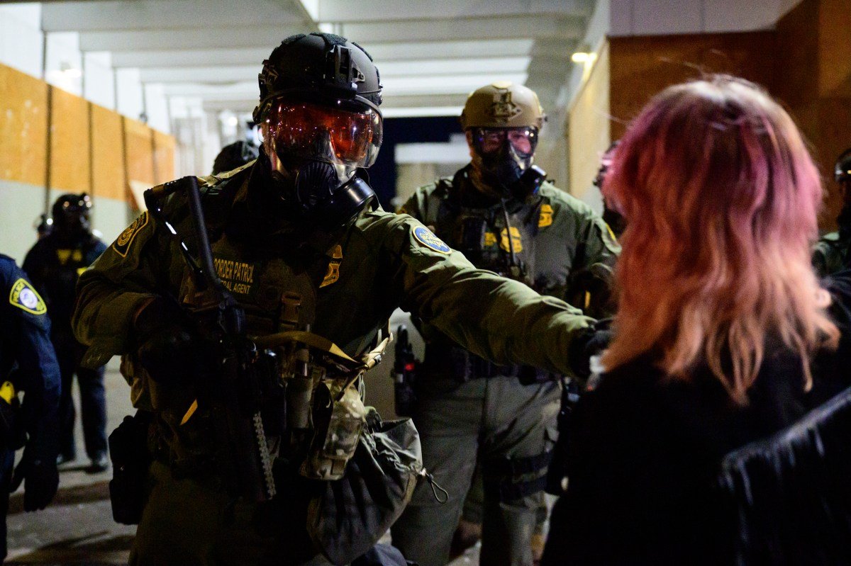 ICE sufre múltiples golpes en su intento por construir nuevos centros de detención