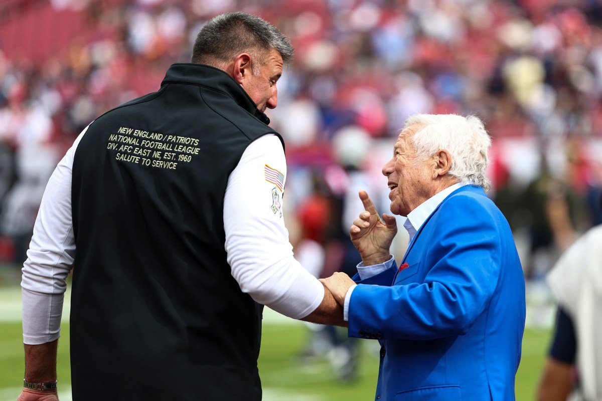 Mike Vrabel reacciona a las noticias ‘desafortunadas’ sobre el propietario de los Patriots, Robert Kraft
