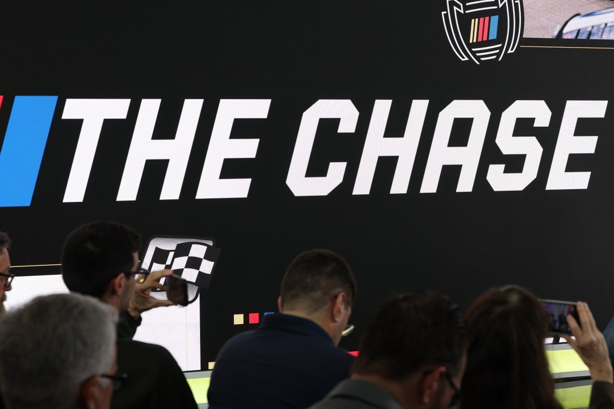 Los fanáticos de NASCAR saludan a Mark Martin y Dale Earnhardt Jr. por salvar el formato de la Copa