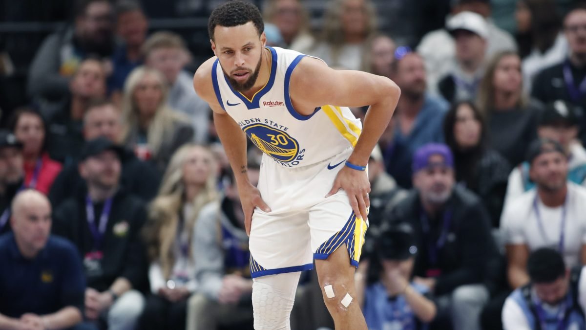 La estrella de los Warriors, Steph Curry, recibe malas noticias por un ‘revés’ en la rodilla lesionada