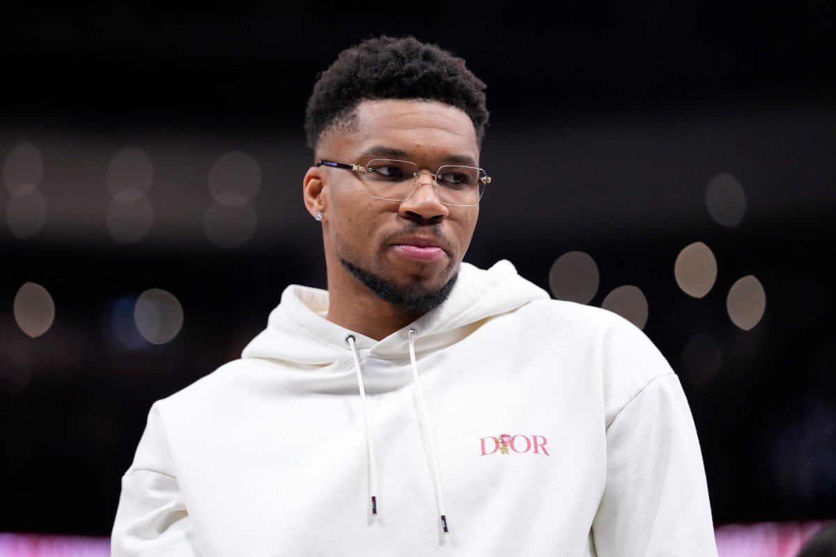 Giannis Antetokounmpo le dispara a Shams Charania en el Celeb All-Star Game
