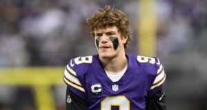 Los Vikings consiguen un QB de 212 millones de dólares para reemplazar a JJ McCarthy en una nueva idea comercial