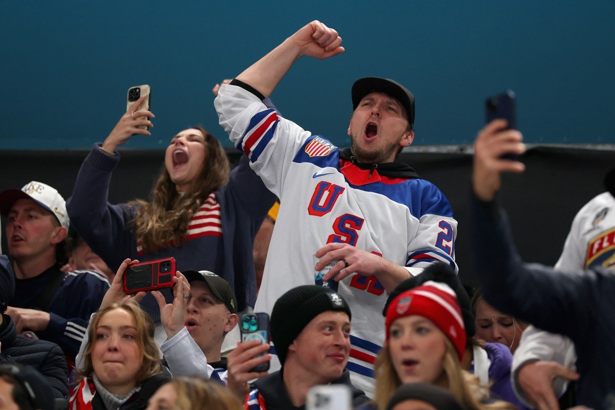 Los fanáticos estallan cuando el hockey masculino de EE. UU. marca 2 goles en los Juegos Olímpicos contra Letonia
