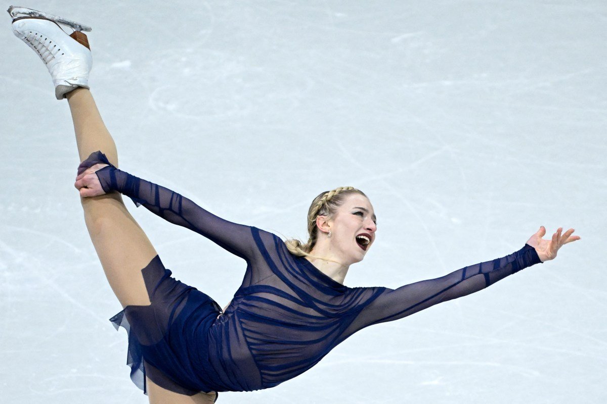 Amber Glenn impide que la cámara filme al atleta olímpico llorando