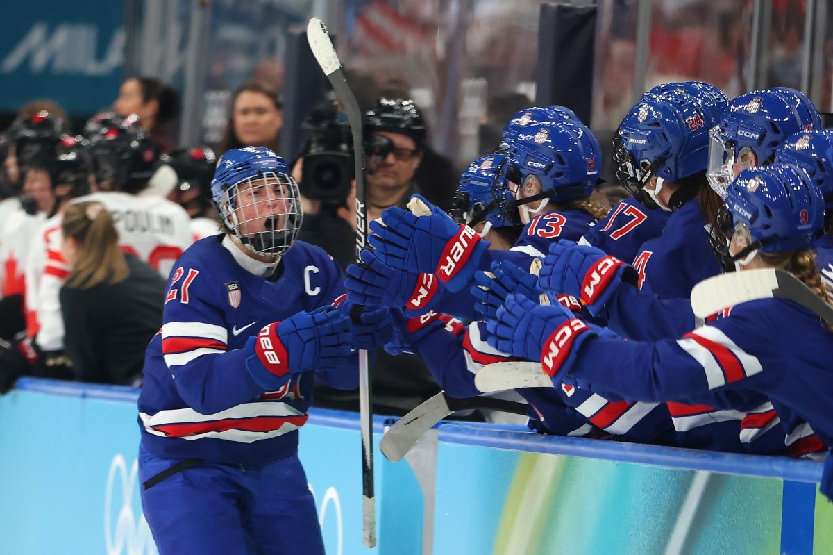 Hilary Knight de EE.UU. reacciona al récord de goles tras la victoria sobre Canadá
