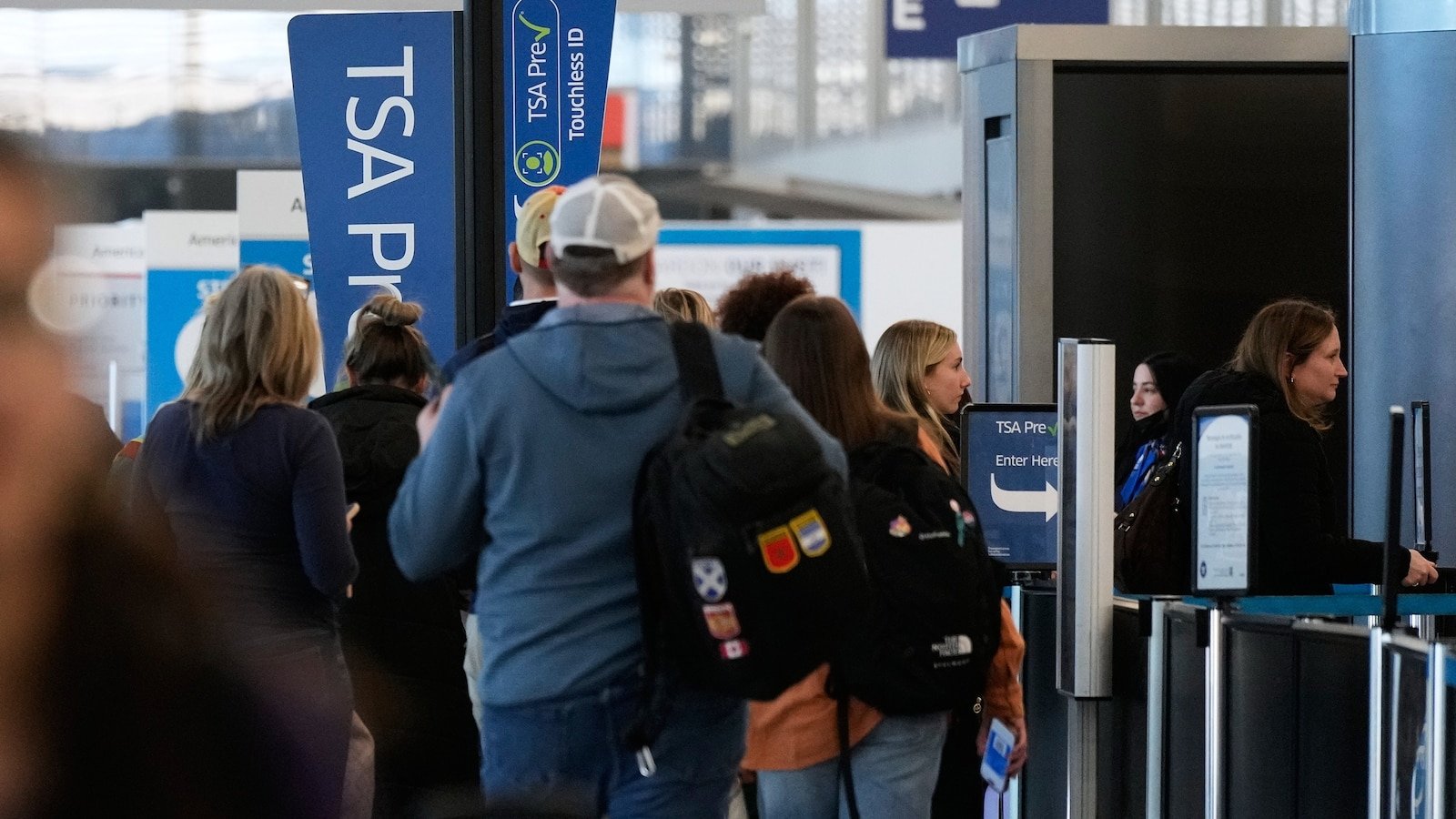 DHS dijo que la TSA está suspendiendo PreCheck y Global Entry debido al cierre