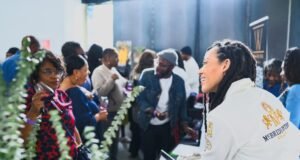 Vino y cultura en la fiesta de aniversario de Black Vines en Berkeley