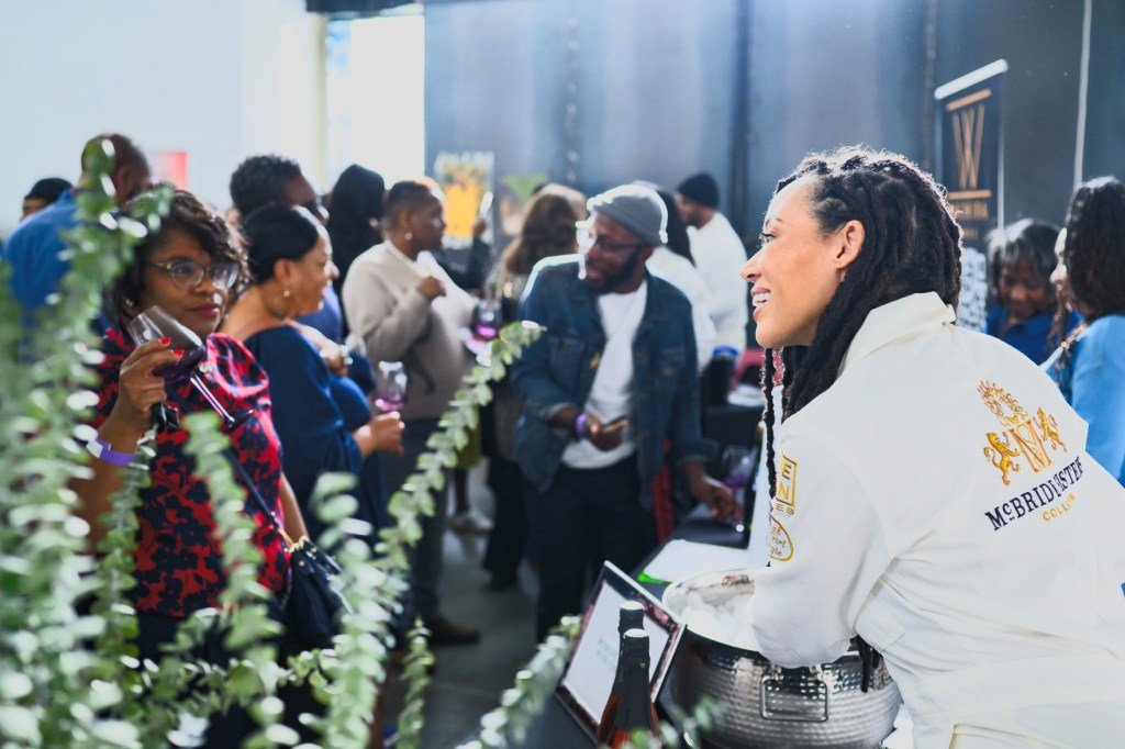 Vino y cultura en la fiesta de aniversario de Black Vines en Berkeley