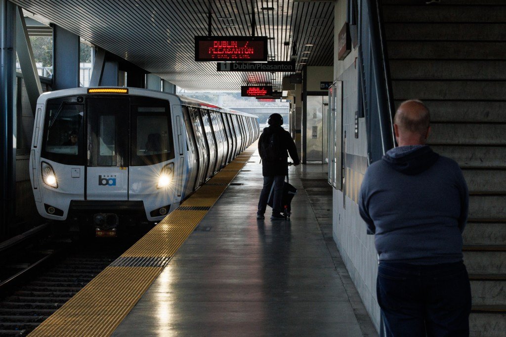El servicio BART a través del Transbay Tube ha sido suspendido por problemas de comunicación