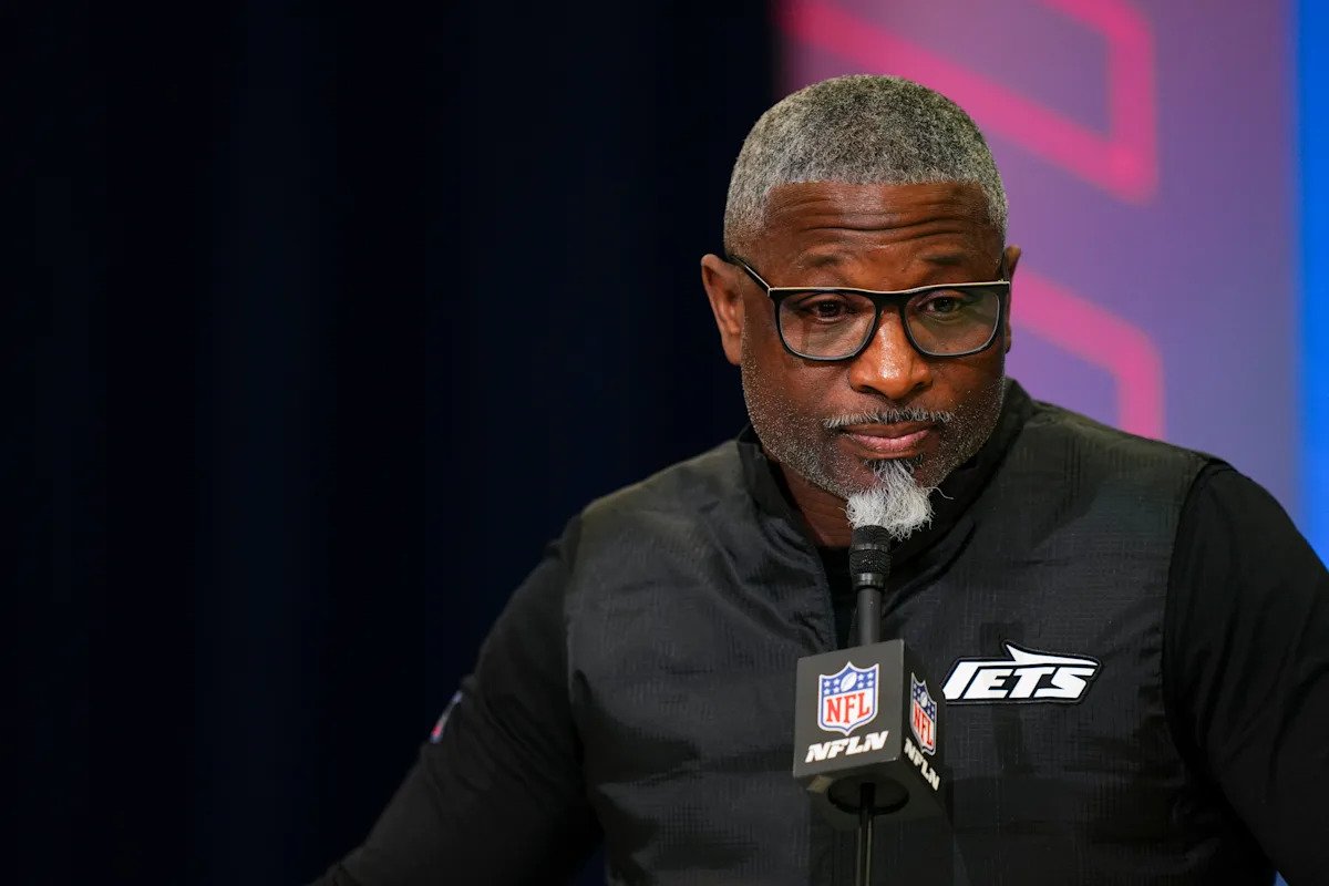 ¿Aaron Glenn se quedó dormido durante el NFL Combine? ¿Por qué algunos aficionados creen que las cámaras captaron al entrenador en un mal momento?