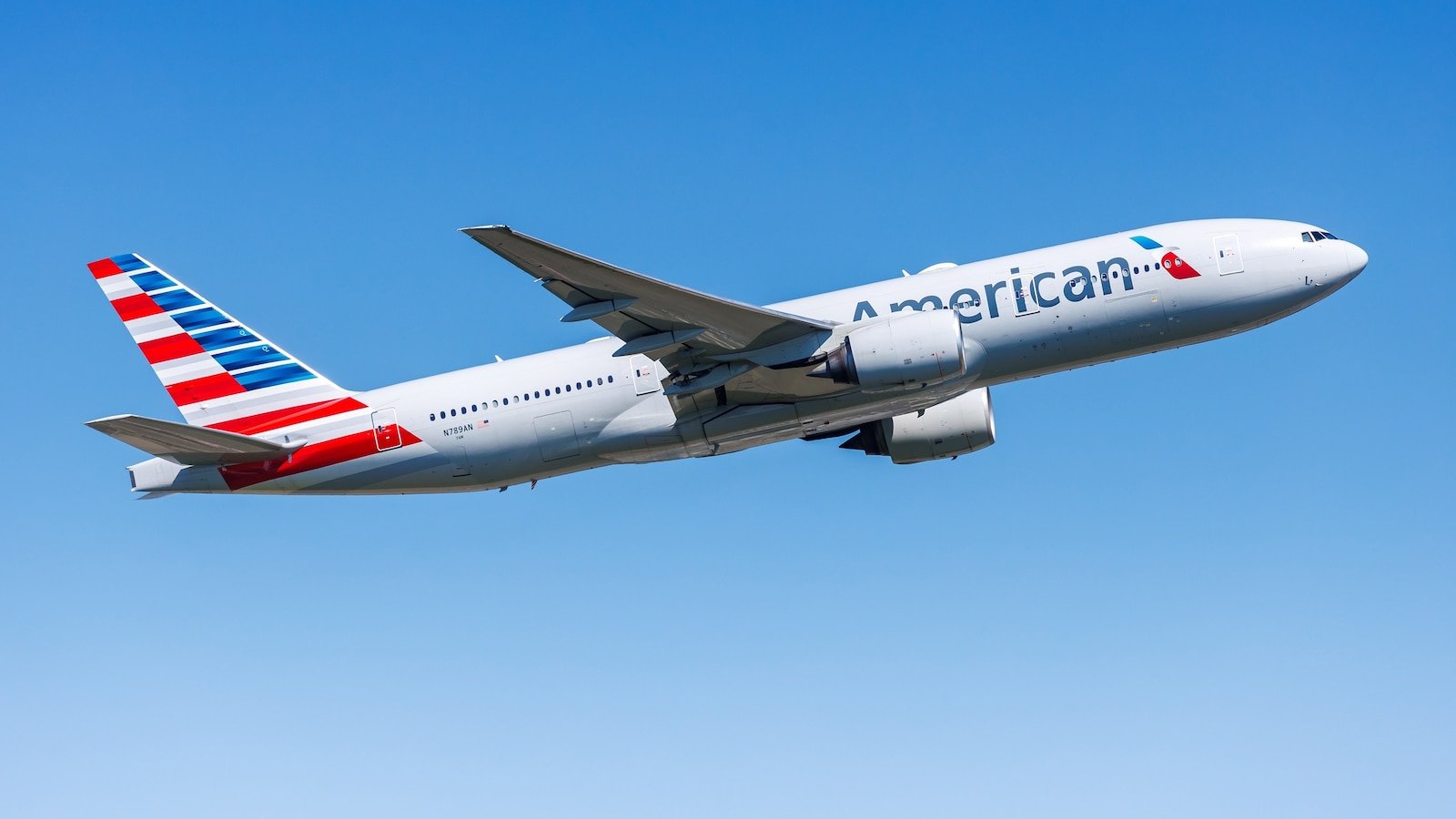 Funcionarios colombianos investigan agujeros de bala en un vuelo de American Airlines