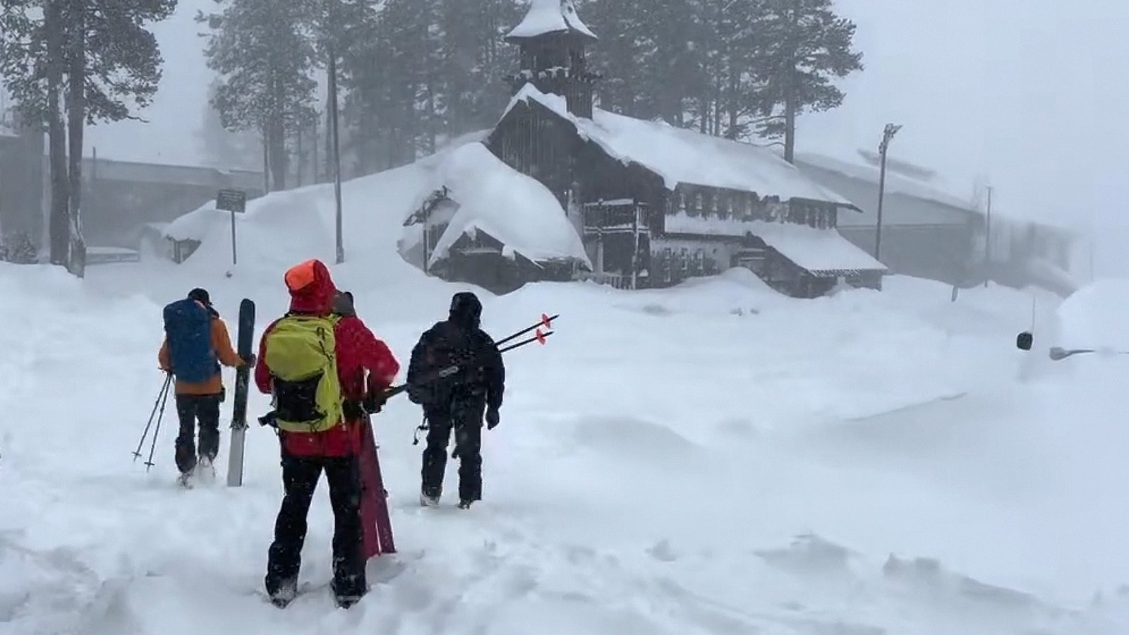 Continúa la búsqueda desesperada de 9 esquiadores desaparecidos tras una avalancha en el campo en California