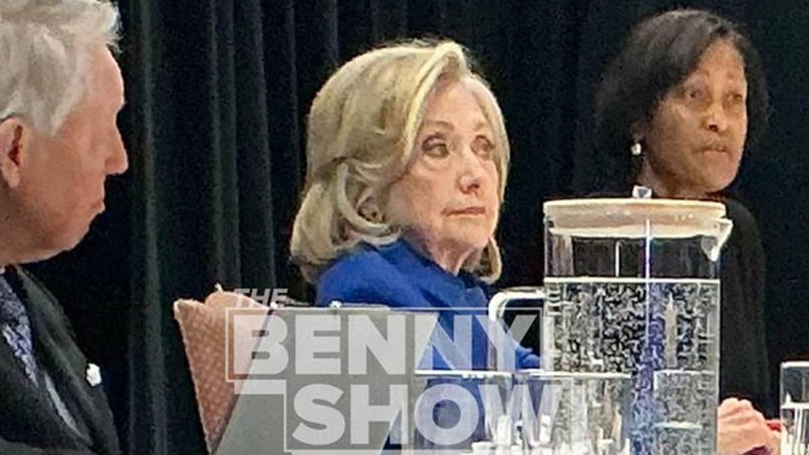 Primer vistazo a Hillary Clinton testificando en la investigación de Jeffrey Epstein en una foto filtrada