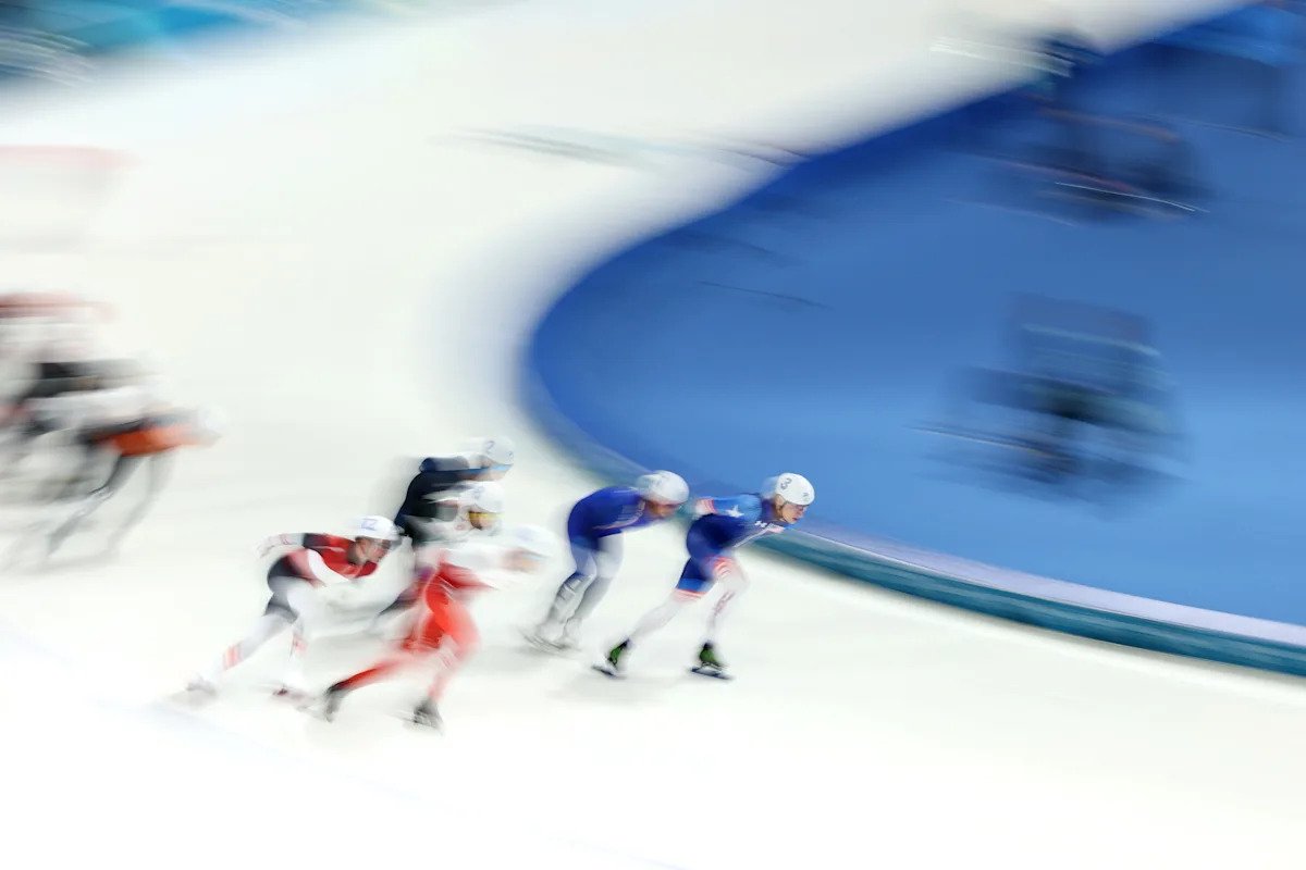 Juegos Olímpicos de Invierno 2026: Jordan Stolz se pierde el podio en una caótica salida masiva