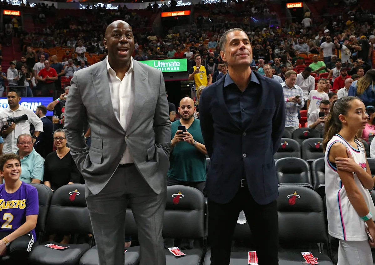El nuevo presidente comercial de los Lakers, Magic Johnson, y los principales ejecutivos de los Dodgers dicen que el equipo retendrá a Rob Pelinka.