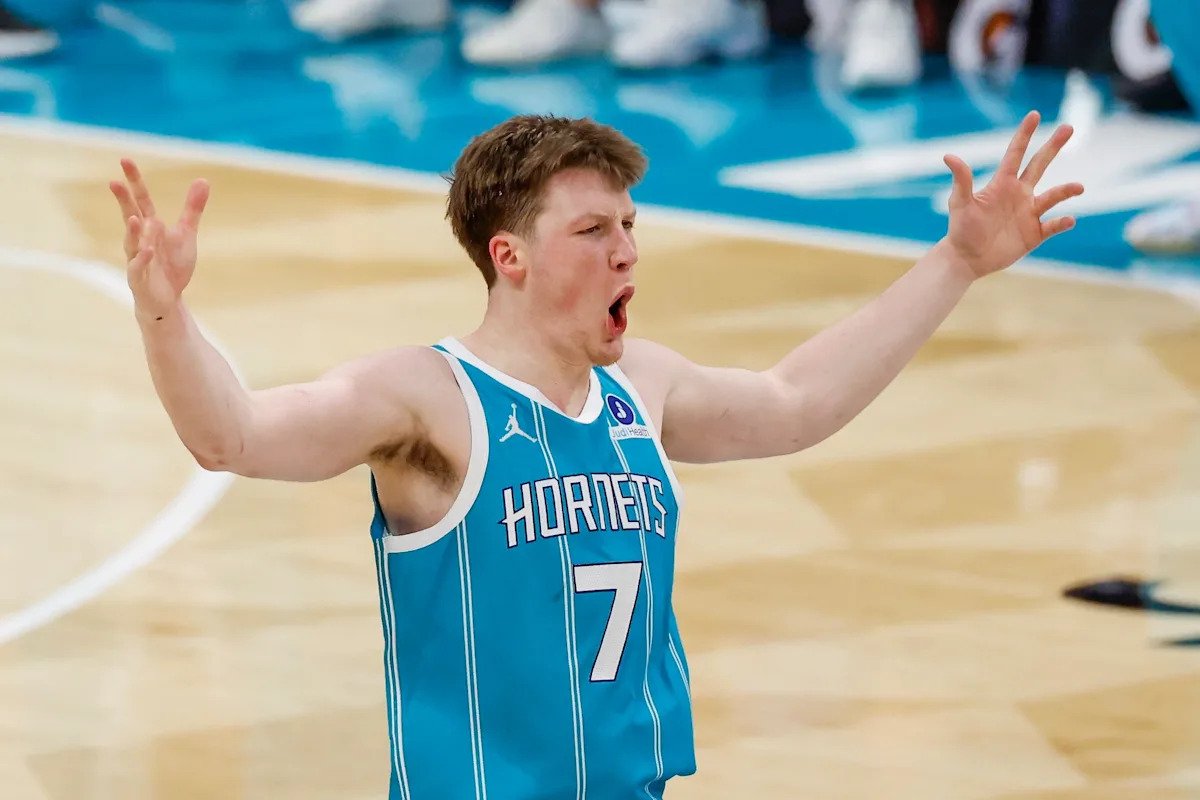 Kan Knoupel de los Hornets rompe el récord de triples de un novato de la NBA en una sola temporada