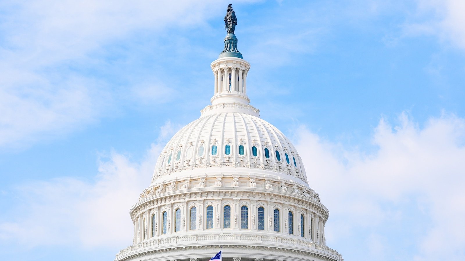 Hombre arrestado con arma afuera del Capitolio de EE. UU.: Policía
