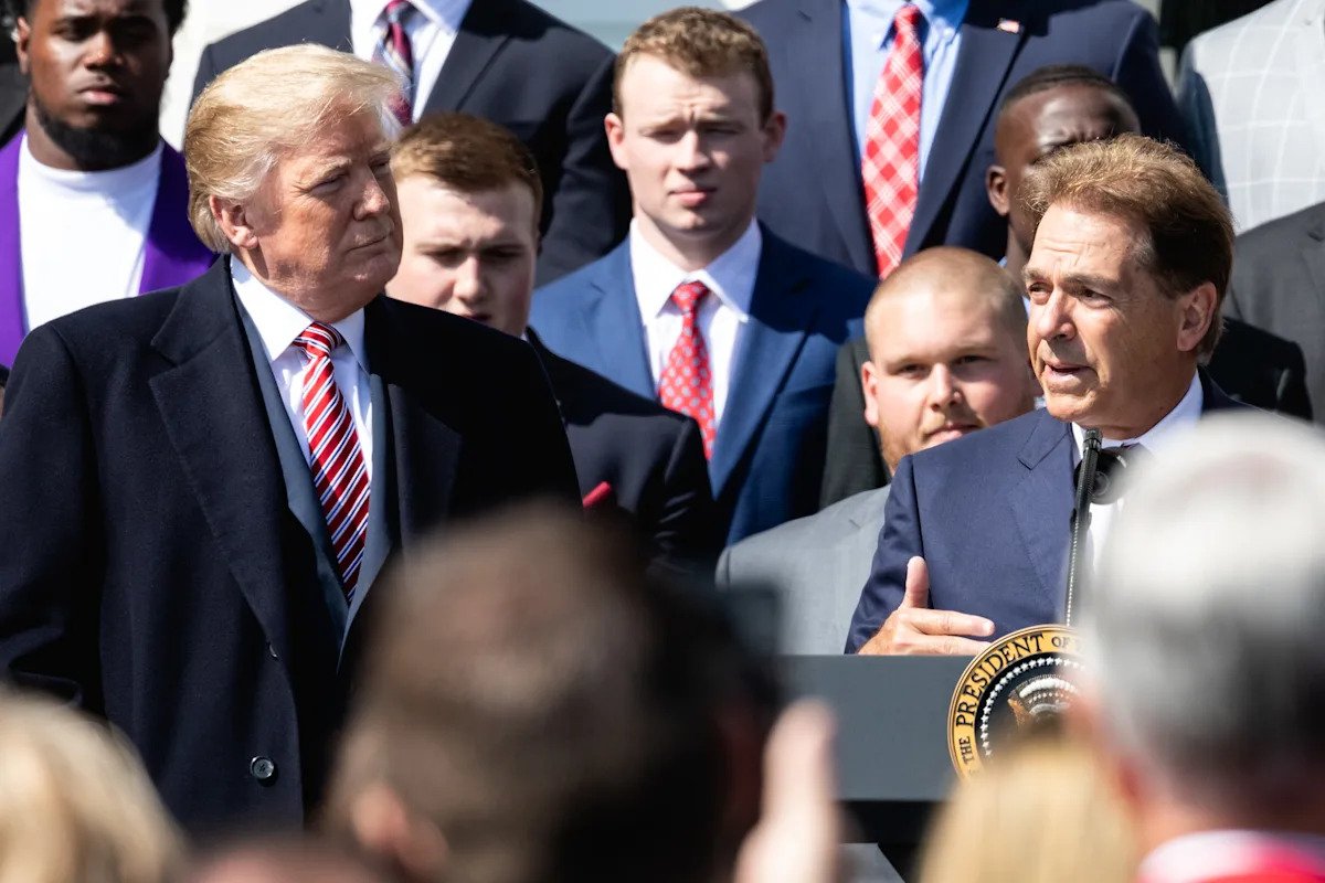 El presidente Trump convocó una mesa redonda para discutir varios temas que enfrentan los deportes universitarios: fuentes