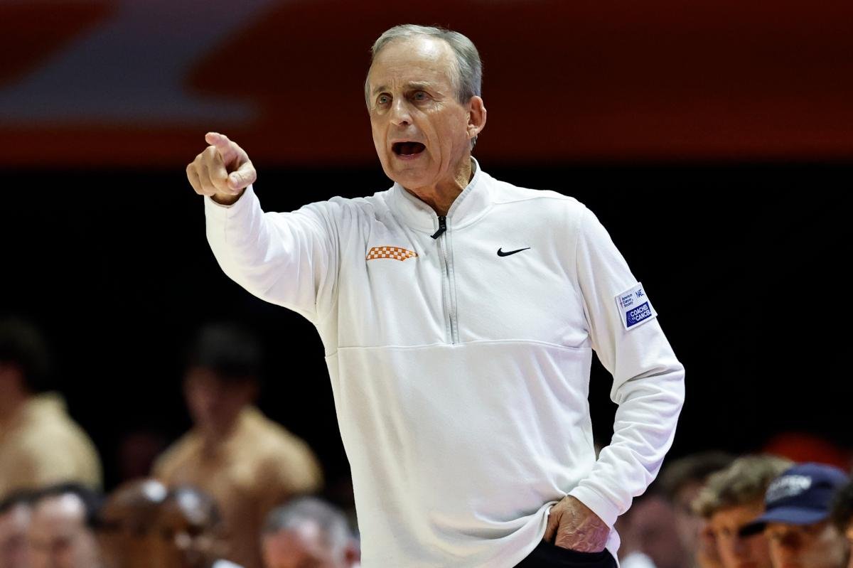 Rick Barnes se pregunta en broma si los jugadores de Tennessee están apostando en el juego