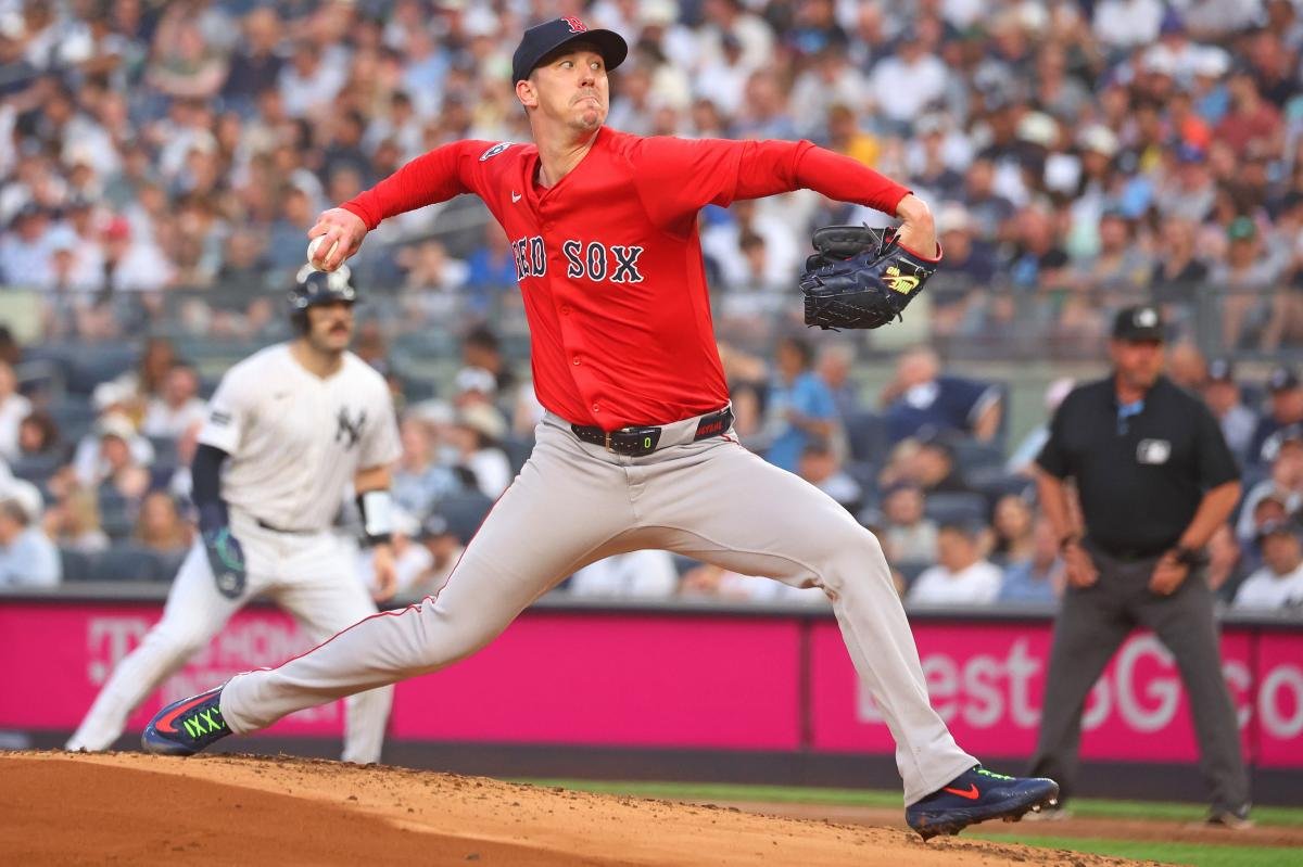 Walker Buehler firma un contrato de ligas menores con los Padres