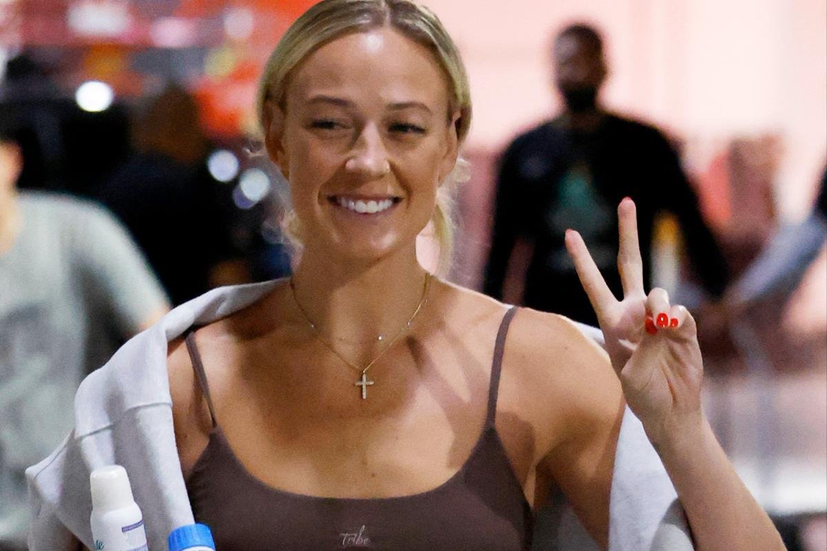 Sophie Cunningham lanza la pelota en Los Ángeles